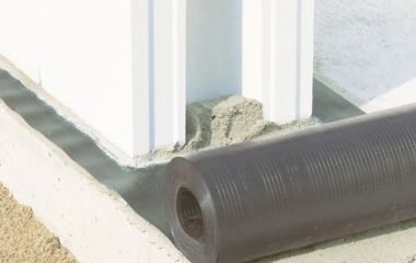 Установка отсечной гидроизоляции между фундаментом и стеной из разных материалов