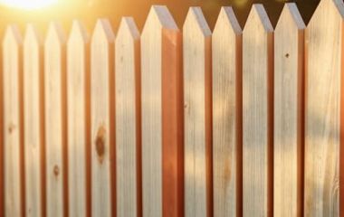 Забор из досок: плюсы и минусы, разновидности, материалы, монтаж
